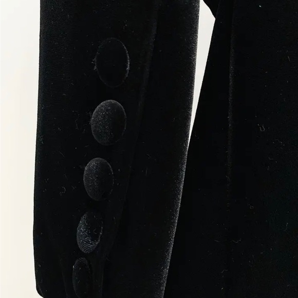 New black velvet suit size large but fit’s like medium - Picture 8 of 10